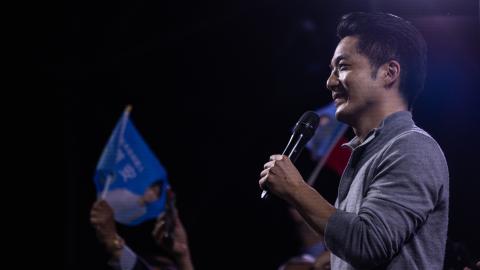 TAIPEI, TAIWAN - NOVEMBER 26: Chiang Wan-an, Taipei mayoral candidate of the opposition Kuomintang (KMT), celebrates his victory in local elections on November 26, 2022 in Taipei, Taiwan. Taiwan holds local elections to appoint mayors, councillors and magistrates in several counties on Saturday. The local elections are a litmus test for the popularity of the ruling DPP as young candidates including the grandson of Chiang Kai-shek, Chiang Wan-an, seek to turn the tide. (Photo by Louise Delmotte/Getty Images)