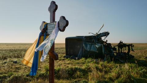 OLEKSANDRIVKA, UKRAINE - JANUARY 3: A cross near a destroyed vehicle commemorates a Ukrainian soldier who died during the liberation in November 2022 on January 3, 2023 in Oleksandrivka, Ukraine. The town located on the shore of the Dniprovska Gulf was occupied by Russian forces from February to November 2022. (Photo by Pierre Crom/Getty Images)