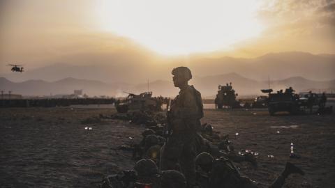 US army soldiers assigned to the 10th Mountain Division stand security at Hamid Karzai International Airport in Kabul, Afghanistan, on August 15, 2021. (Isaiah Campbell via DVIDS)