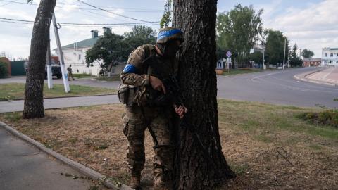 Ukrainian soldier of the 33rd assault battalion hides behind a tree after hearing the sound of a drone in the town center on August 16, 2024 in Sudzha, Russia. The fighting in the Kursk Oblast began on August 6, 2024, when the Armed Forces of Ukraine crossed the Russian-Ukrainian border near the city of Sudzha and began to advance deep into Russian territory, and in a few days took control of dozens of settlements in Kursk region. (Photo by Taras Ibragimov/Suspilne Ukraine/JSC "UA:PBC"/Global Images Ukraine