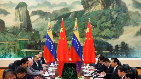 Nicolás Maduro meets with Li Keqiang on September 23, 2013, in Beijing, China. (Lintao Zhang via Getty Images)