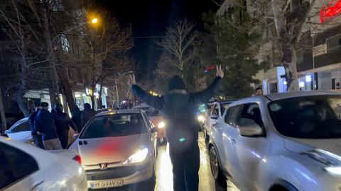 A protester flashes victory signs as traffic slows during demonstrations in Hamedan, Iran, on January 1, 2026. The demonstrations erupted after shopkeepers in Tehran’s Grand Bazaar shut their businesses to protest the sharp fall of Iran’s currency and worsening economic conditions. (Getty Images)