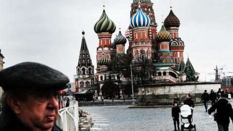 Pedestrians walk through Red Square on March 3, 2017 in Moscow, Russia. (Spencer Platt/Getty Images)