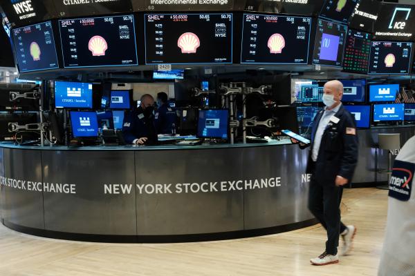 Traders work on the floor of the New York Stock Exchange on January 31, 2022, in New York City. (Photo by Spencer Platt/Getty Images)