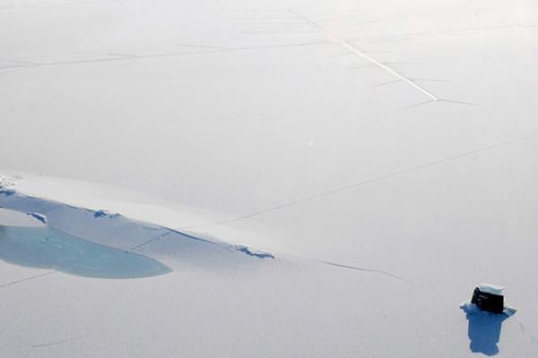 Los Angeles-class submarine USS Annapolis (SSN 760) rests on the Arctic Ocean after breaking through three feet of ice during Ice Exercise (ICEX) 2009. (Getty Images)