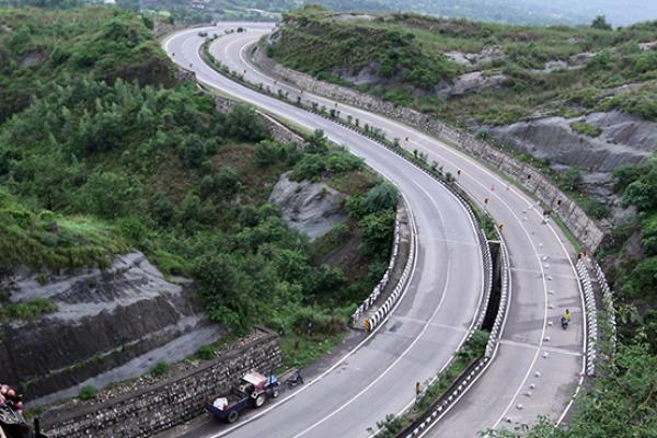  Indian security personnel stand guard overlooking the Jammu-Srinagar highway in Nagrota near Jammu. (Getty Images)